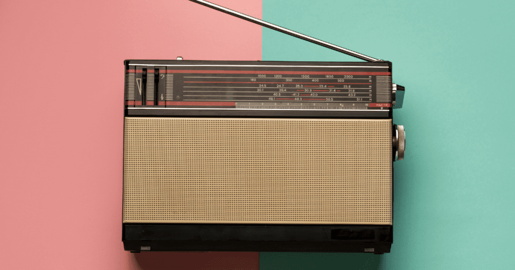 tipos de mídias: rádio, midia tradicional